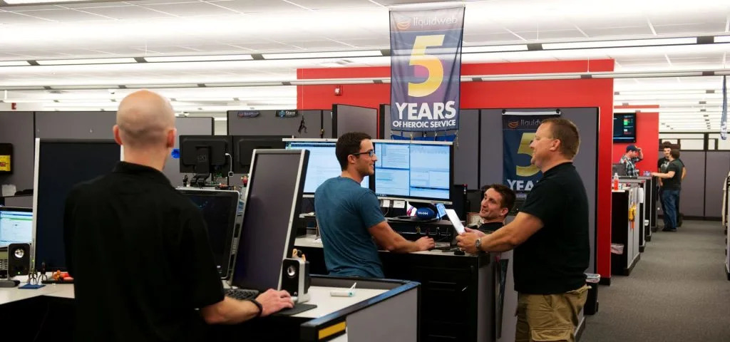 仕事中のヒーローたち。